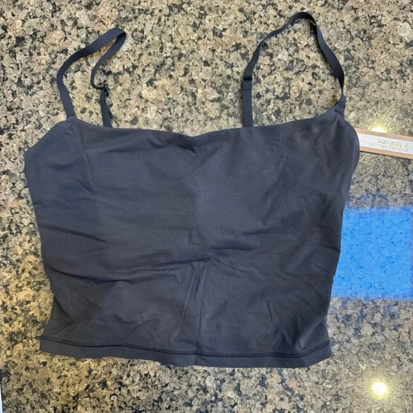 SKIMS Fits Everybody Cropped Cami w/Shelf Bra Onyx (black) Small NWT - Picture 3 of 4
